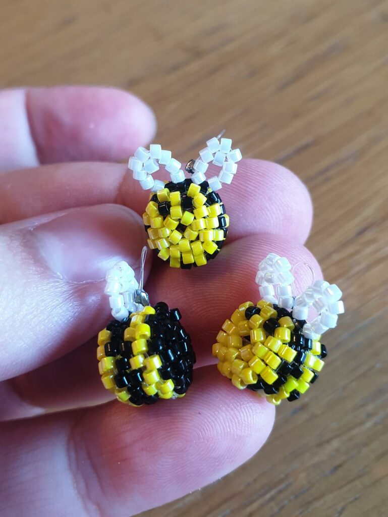 Abeille en perles