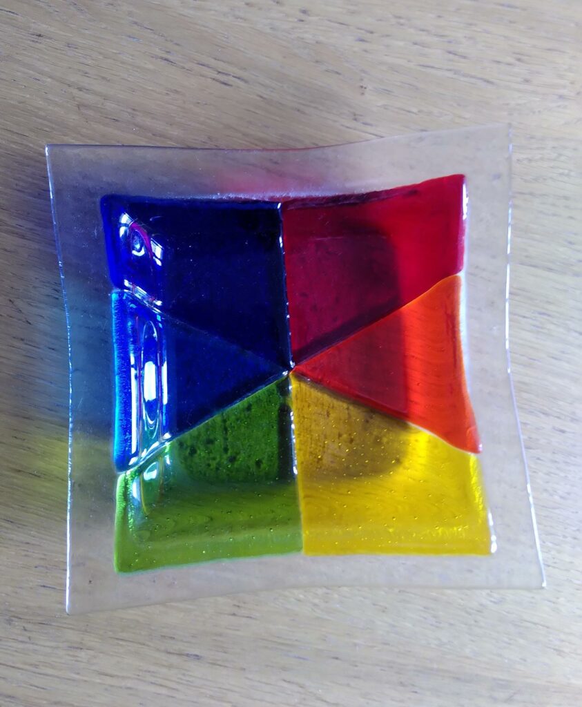 Assiette arc-en-ciel en vitrail