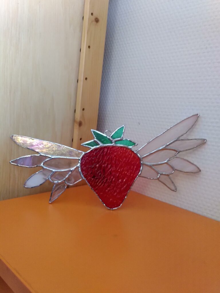 Vitrail fraise volante